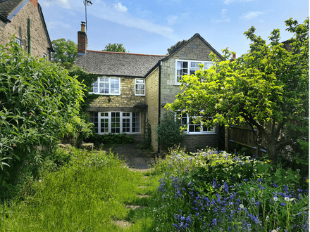 Enchanting two double bedroom cottage in the heart of the village of Wootton Nr Woodstock